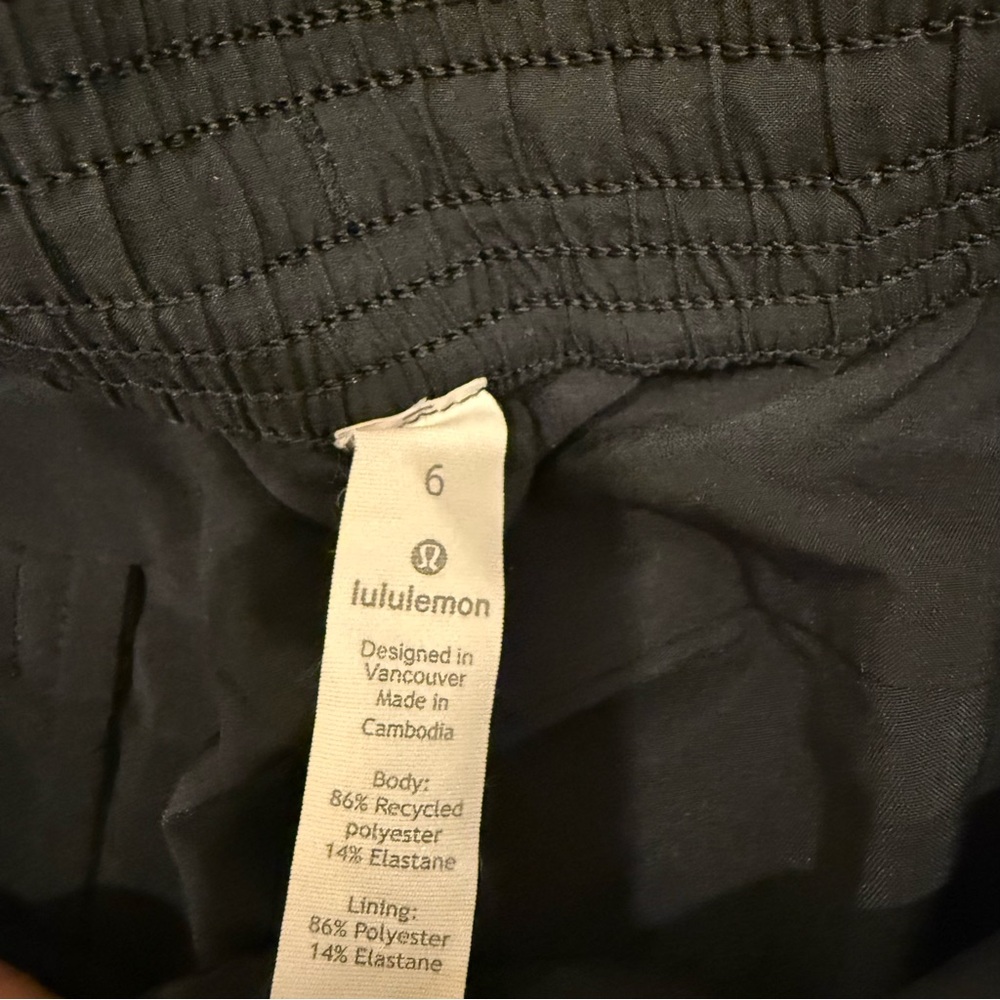 Lululemon "On the Fly" shorts in black - Picture 4 of 4